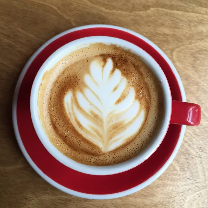 Café latte con dibujo en la espuma
