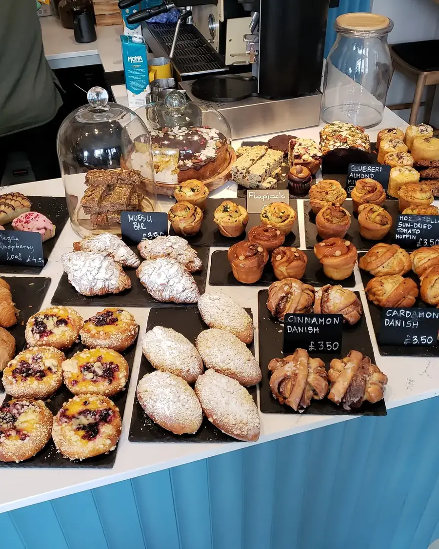 Mostrador lleno de facturas y budines