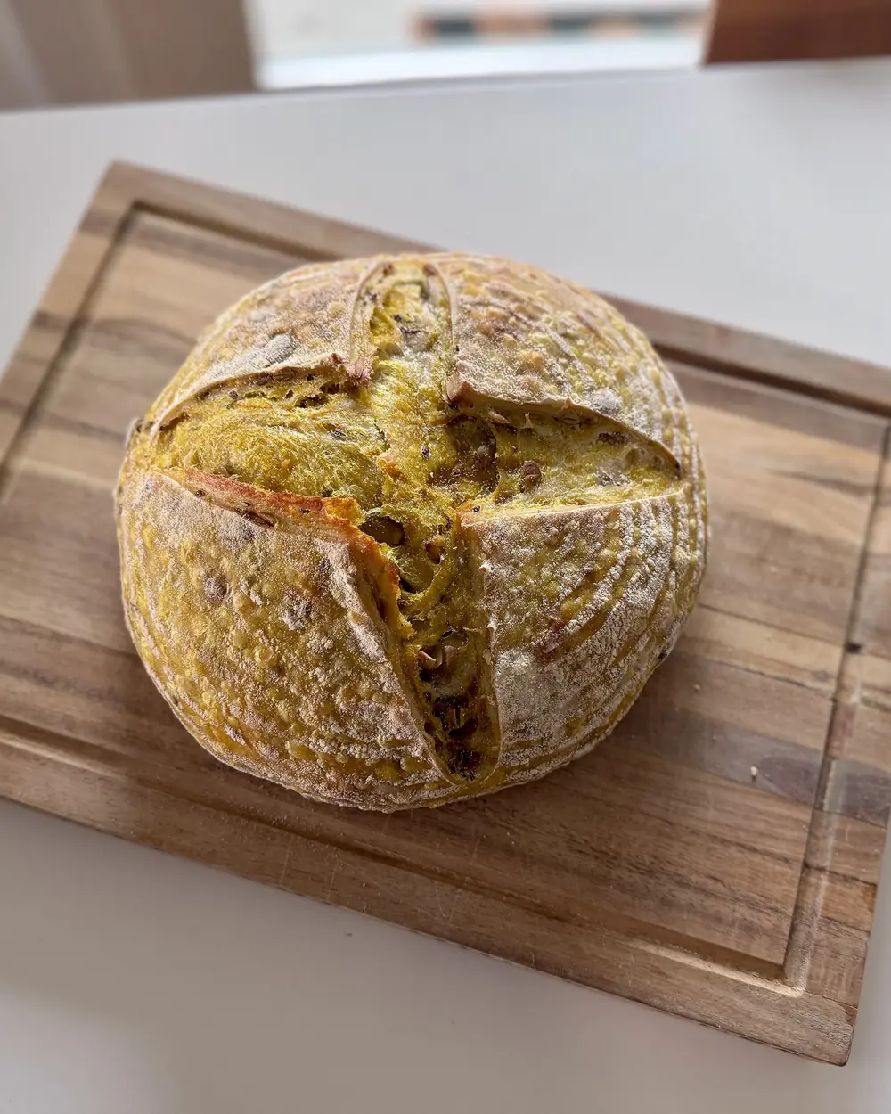 Pan de masa madre sobre una tabla de madera