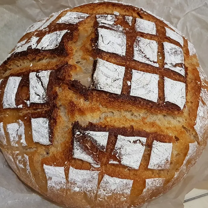 Pan de campo redondo con corte en cuadrícula
