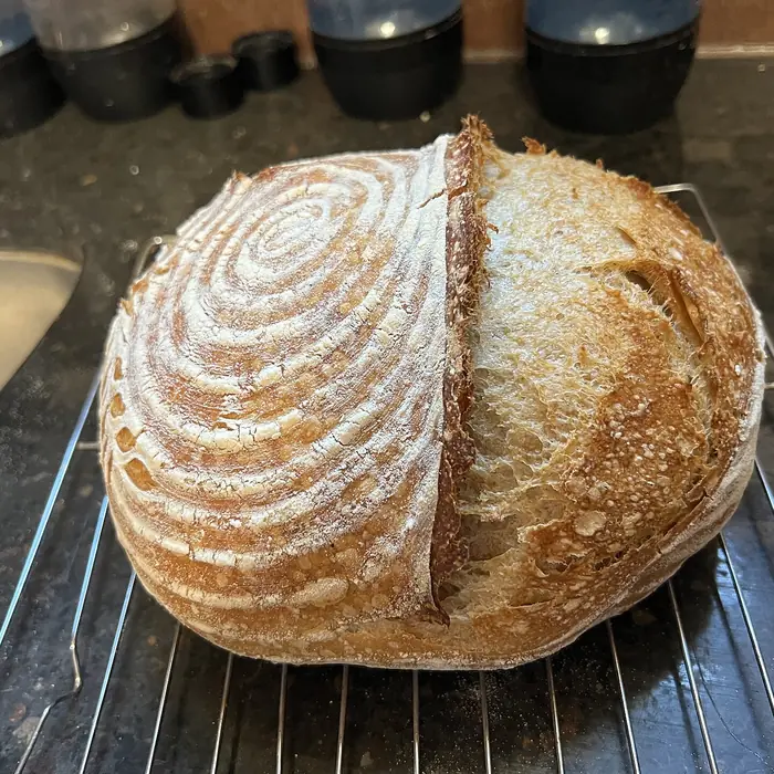 Pan de masa madre con corte decorativo
