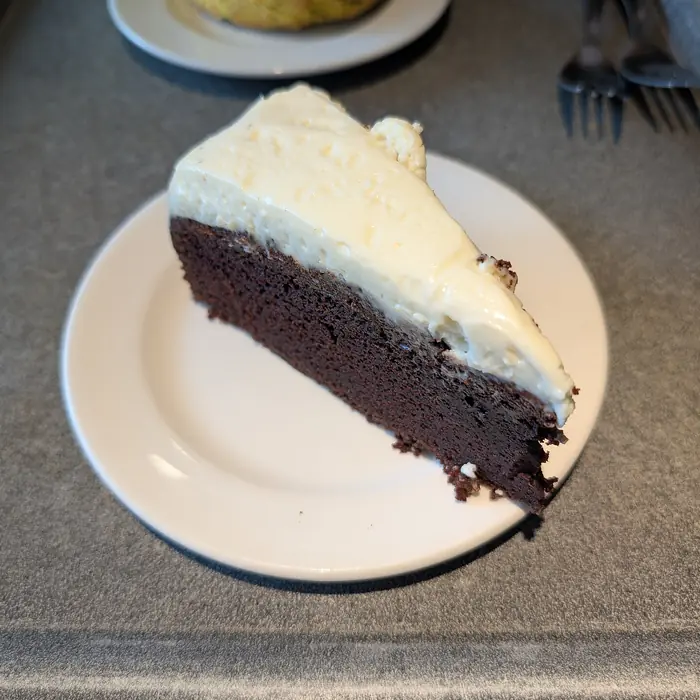 Porción de torta de chocolate con crema