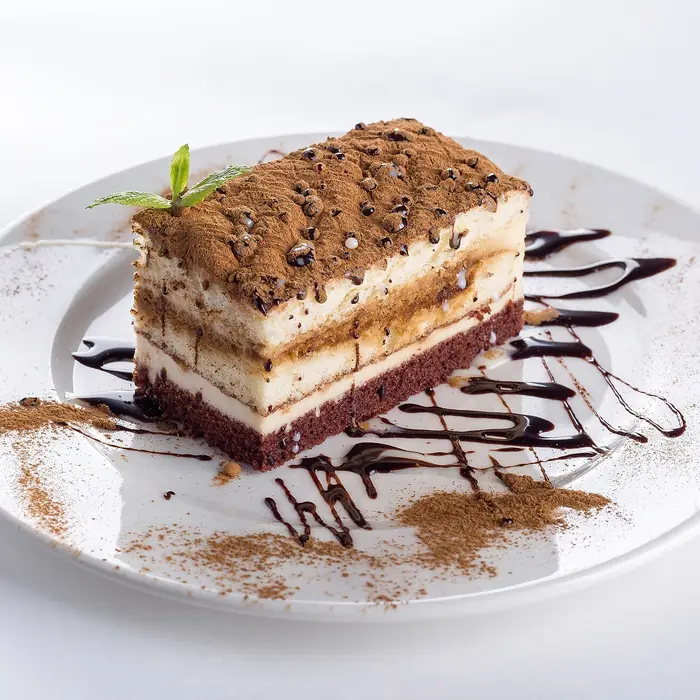 Porción de torta moka con cacao